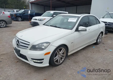 2012 Mercedes-Benz C 250 Sport z USA, uszkodzony, nr VIN WDDGF4HB3CR217557